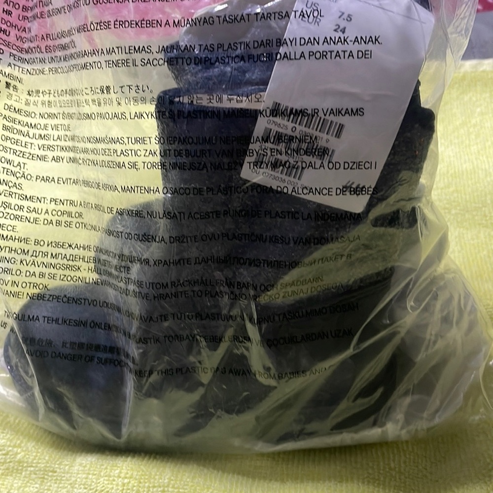 I’am selling a brand new pair of Toddler girl H&M black glitter boots